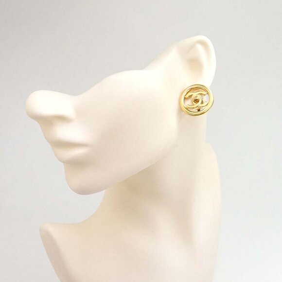 CHANEL Turnlock Turn lock Round Clip-On Earrings Gold Tone 97P Auth w/Box l109 - Picture 2 of 6